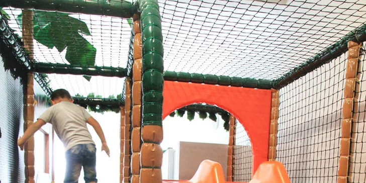 Celodenní vstup do herny pro děti: skluzavka, trampolína i opičí dráha