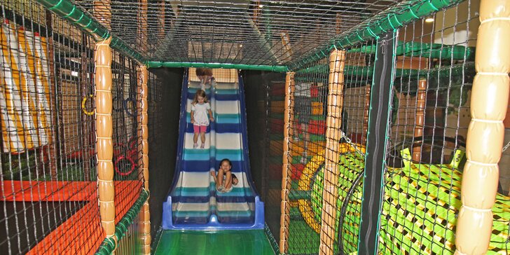 Celodenní vstup do herny pro děti: skluzavka, trampolína i opičí dráha