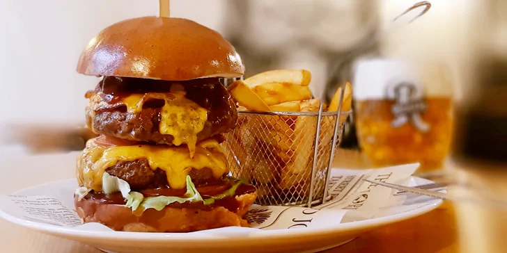 Pivovarská restaurace U Richarda: burger s hovězím a čedarem, belgické hranolky a řemeslné pivo