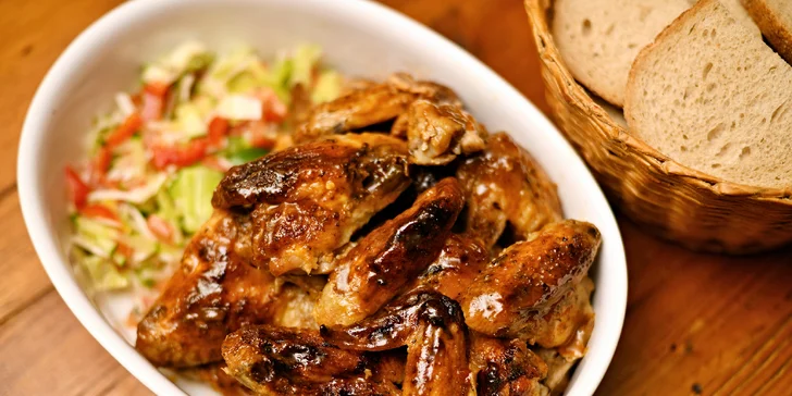 1 kg řízků nebo 2 kg pečených kuřecích křídel, příloha pro dva