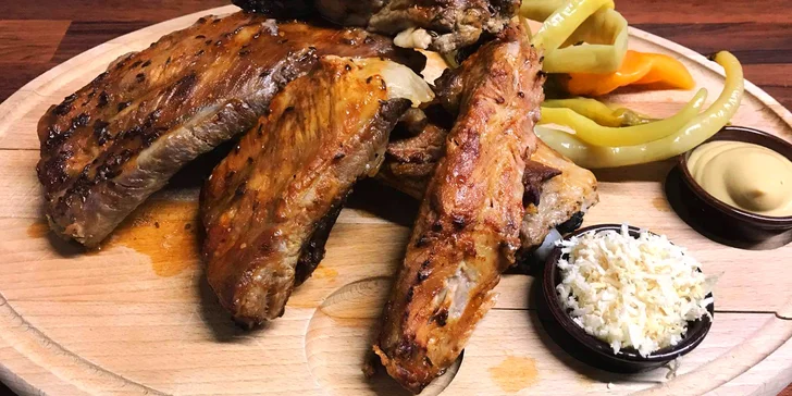 Masová hostina: 1 kg pečených vepřových nebo hovězích žeber a chleba