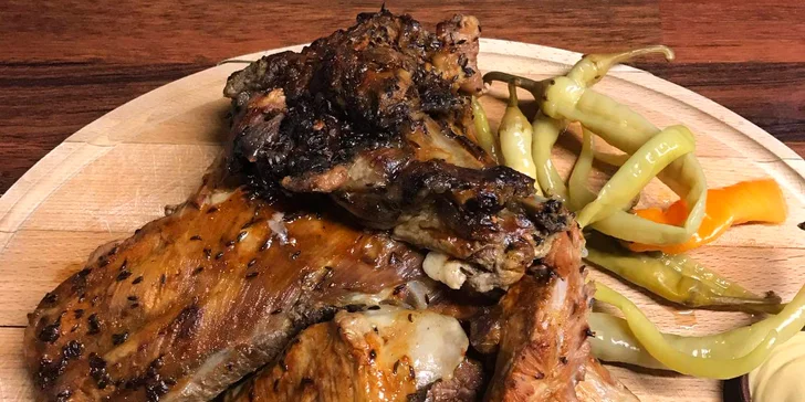 Masová hostina: 1 kg pečených vepřových nebo hovězích žeber a chleba
