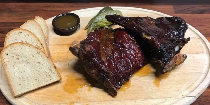 Masová hostina: 1 kg pečených vepřových nebo hovězích žeber a chleba