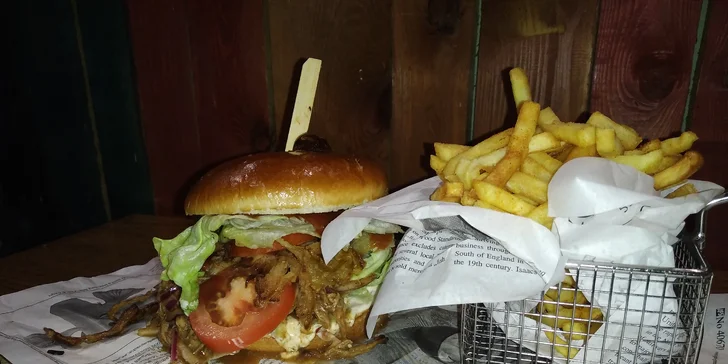 Pochoutka, co má šťávu: barbecue burger s trhaným vepřovým masem, hranolky a BBQ dresinkem