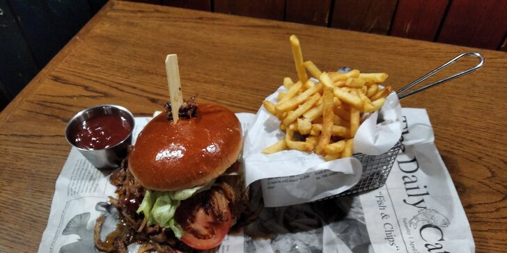 Pochoutka, co má šťávu: barbecue burger s trhaným vepřovým masem, hranolky a BBQ dresinkem