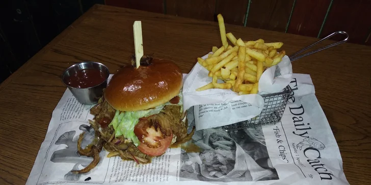 Pochoutka, co má šťávu: barbecue burger s trhaným vepřovým masem, hranolky a BBQ dresinkem