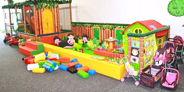 Celodenní vstup do herny pro děti: skluzavka, trampolína i opičí dráha