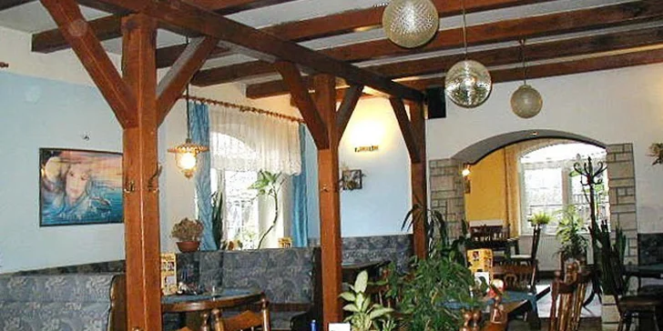 Kotleta se sázeným vejcem, slaninou, bůčkem i zelím a chleba se škvarky