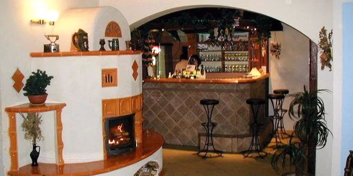Kotleta se sázeným vejcem, slaninou, bůčkem i zelím a chleba se škvarky
