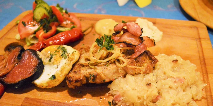 Kotleta se sázeným vejcem, slaninou, bůčkem i zelím a chleba se škvarky
