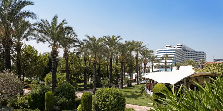 5* hotel Titanic Beach Lara na pobřeží Antalye. Lenošení u moře i řádění v aquaparku