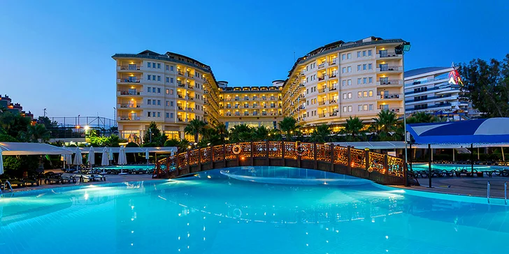 Do Turecka k přímořskému Vegas, Alanyi. 5* Spa Resort s bazény a tobogány