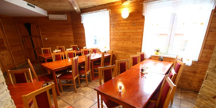 Pořádná masová hostina: Prkno s kolenem, žebry a křídly nebo 1,2 kg šunkového selátka