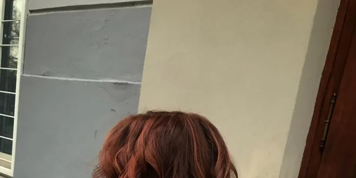 Kadeřnická péče: nový střih, foukaná, mytí a styling pro střední či dlouhé vlasy