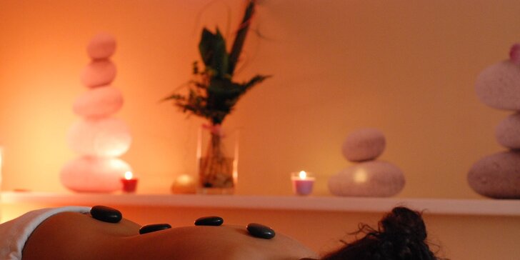 Hodinová masáž na výběr ze 3 druhů: antistresová, aroma masáž nebo lávovými kameny