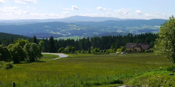 Aktivní dovolená na Šumavě: bufetové snídaně, dortík a možnost sauny