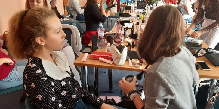 Dvouhodinový kurz líčení až pro 2 osoby: sama sobě vizážistkou