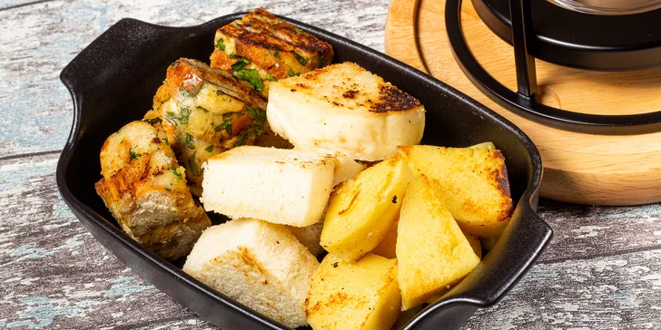 Hovězí guláš à la fondue: pochoutka v kotlíku s opečenými knedlíky pro dva