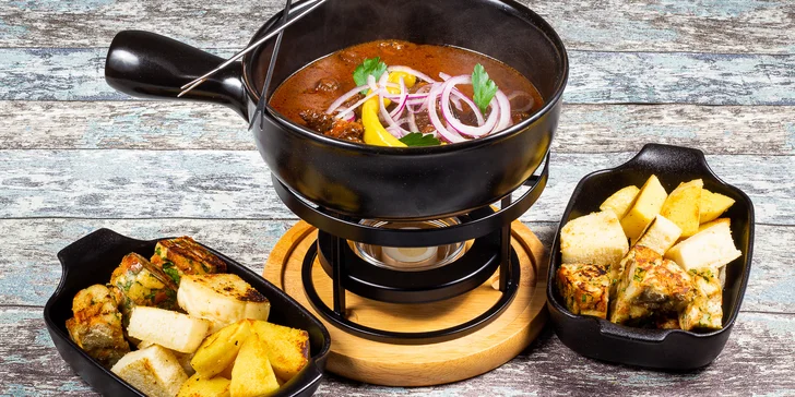 Hovězí guláš à la fondue: pochoutka v kotlíku s opečenými knedlíky pro dva