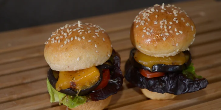 Co s sebou na svačinku: miniburgery podle výběru a křupavé hranolky