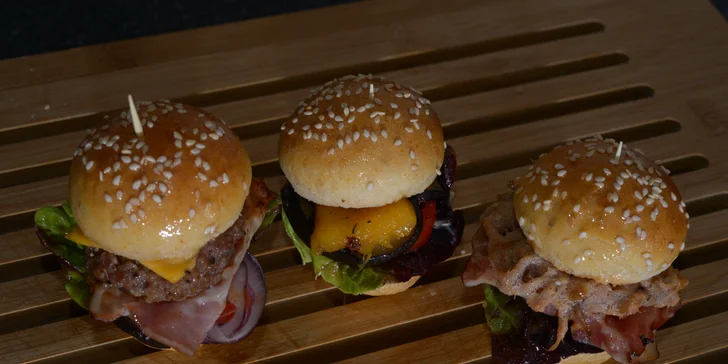 Co s sebou na svačinku: miniburgery podle výběru a křupavé hranolky