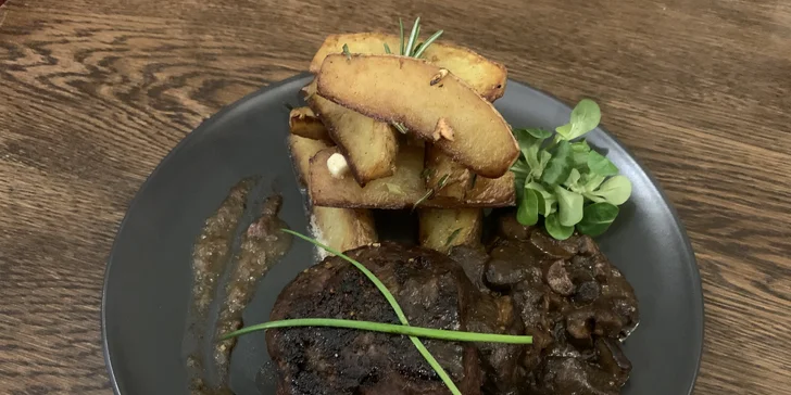 Tříchodové menu pro 2 osoby: jelení medailonky i kuřecí steak