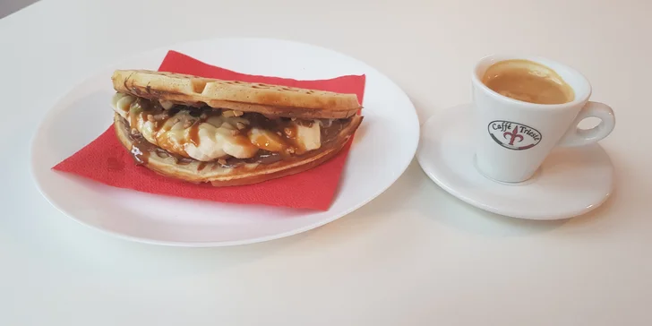 Slané či sladké waffle dle výběru a nápoj k tomu pro 1 i 2