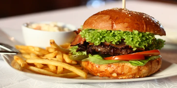 Hovězí burger v domácí bulce, k tomu 200 g hranolků a salát Coleslaw pro 1 i 2 osoby