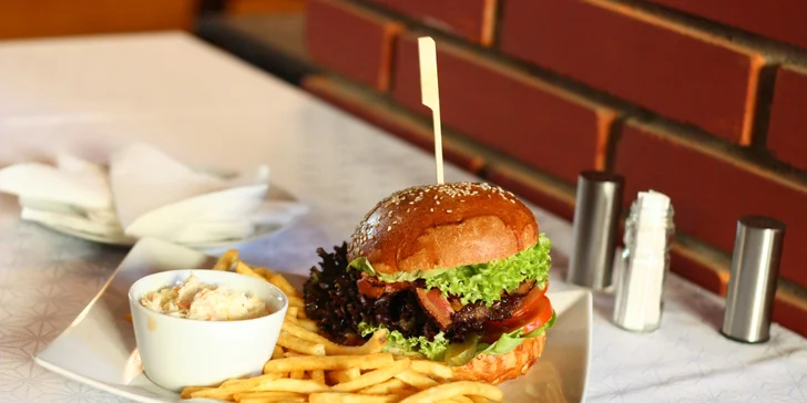 Hovězí burger v domácí bulce, k tomu 200 g hranolků a salát Coleslaw pro 1 i 2 osoby