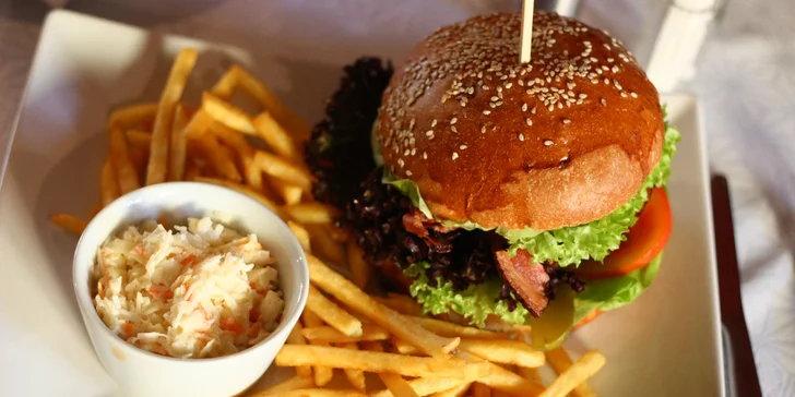 Hovězí burger v domácí bulce, k tomu 200 g hranolků a salát Coleslaw pro 1 i 2 osoby