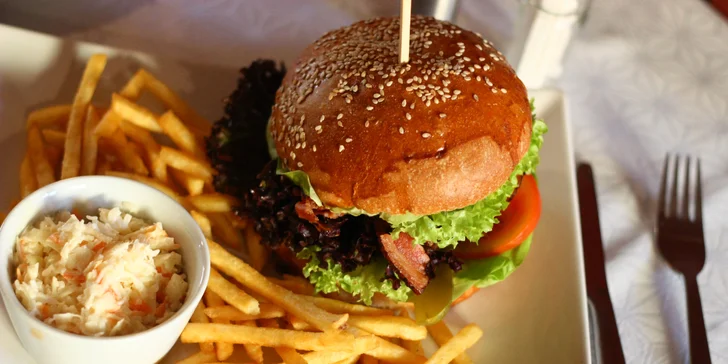 Hovězí burger v domácí bulce, k tomu 200 g hranolků a salát Coleslaw pro 1 i 2 osoby