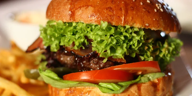 Hovězí burger v domácí bulce, k tomu 200 g hranolků a salát Coleslaw pro 1 i 2 osoby