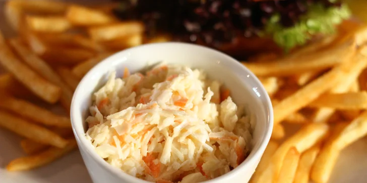 Hovězí burger v domácí bulce, k tomu 200 g hranolků a salát Coleslaw pro 1 i 2 osoby