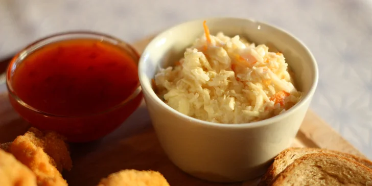 Prkno s grilovaným kolenem a marinovanými žebry nebo i kuřecími stripsy a k tomu hranolky a salát Coleslaw