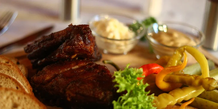 Prkno s grilovaným kolenem a marinovanými žebry nebo i kuřecími stripsy a k tomu hranolky a salát Coleslaw