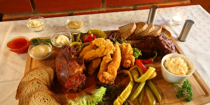 Prkno s grilovaným kolenem a marinovanými žebry nebo i kuřecími stripsy a k tomu hranolky a salát Coleslaw