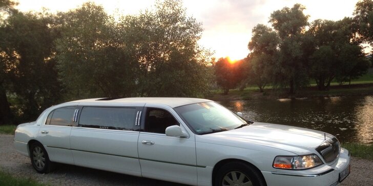 60minutová projížďka luxusní limuzínou Lincoln s láhví sektu
