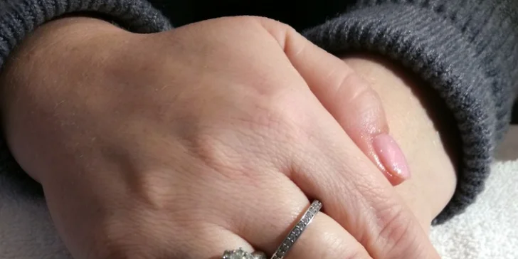 Dopřejte rukám luxus: kompletní manikúra s aplikací laku Shellac