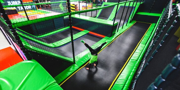 Jump aréna Tábor plná atrakcí: 1 nebo 2 hodiny v trampolínovém parkour centru s plochou 1200 m²