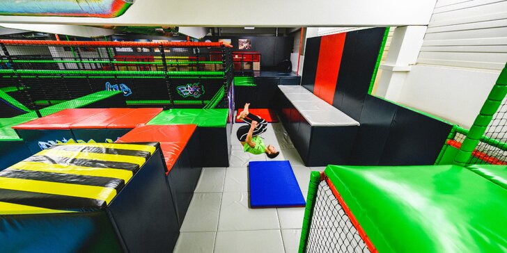 Jump aréna Tábor plná atrakcí: 1 nebo 2 hodiny v trampolínovém parkour centru s plochou 1200 m²
