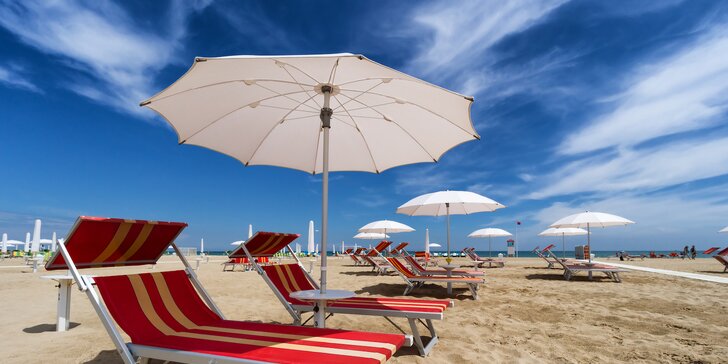 Rodinná dovolená u italského Jadranu: hotel 50 metrů od pláže, plná penze a koupání v bazénu, 2 děti mají pobyt zdarma
