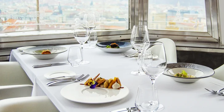 Oslavte Valentýna na Žižkovské věži: 5chodové menu s krevetami, foie gras i kachními prsy