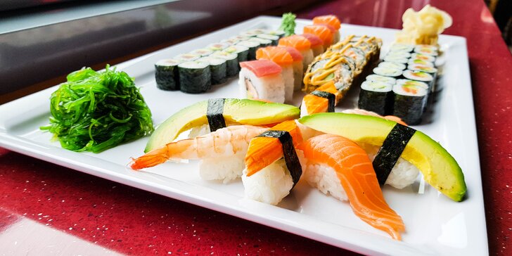 54 ks sushi: japonská hostina s lososem, krabem, krevetami i avokádem pro dva