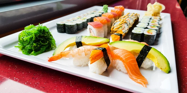 54 ks sushi: japonská hostina s lososem, krabem, krevetami i avokádem pro dva