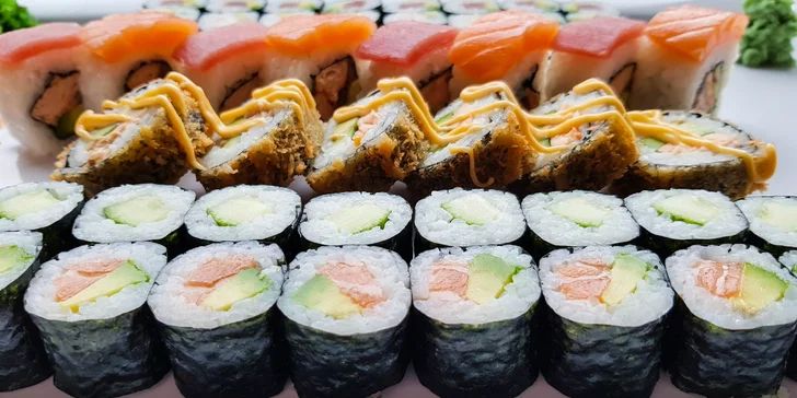 54 ks sushi: japonská hostina s lososem, krabem, krevetami i avokádem pro dva