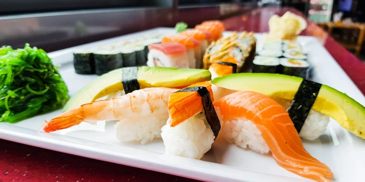 54 ks sushi: japonská hostina s lososem, krabem, krevetami i avokádem pro dva