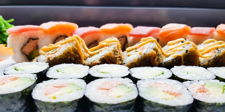 54 ks sushi: japonská hostina s lososem, krabem, krevetami i avokádem pro dva