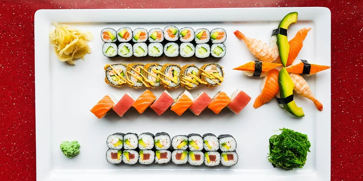 54 ks sushi: japonská hostina s lososem, krabem, krevetami i avokádem pro dva