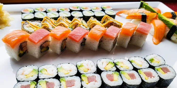 54 ks sushi: japonská hostina s lososem, krabem, krevetami i avokádem pro dva