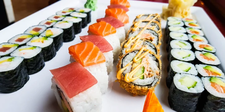 54 ks sushi: japonská hostina s lososem, krabem, krevetami i avokádem pro dva